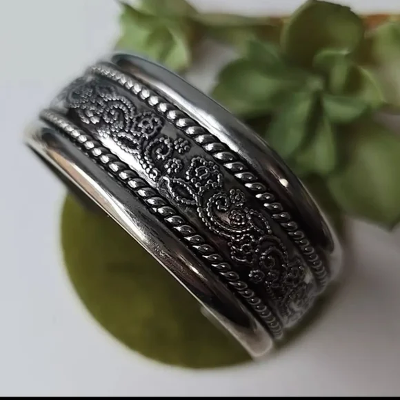 Vintage 70's Lovely Detailed Silver Tone Very Pretty Wide Cuff Bracelet - Picture 1 of 3